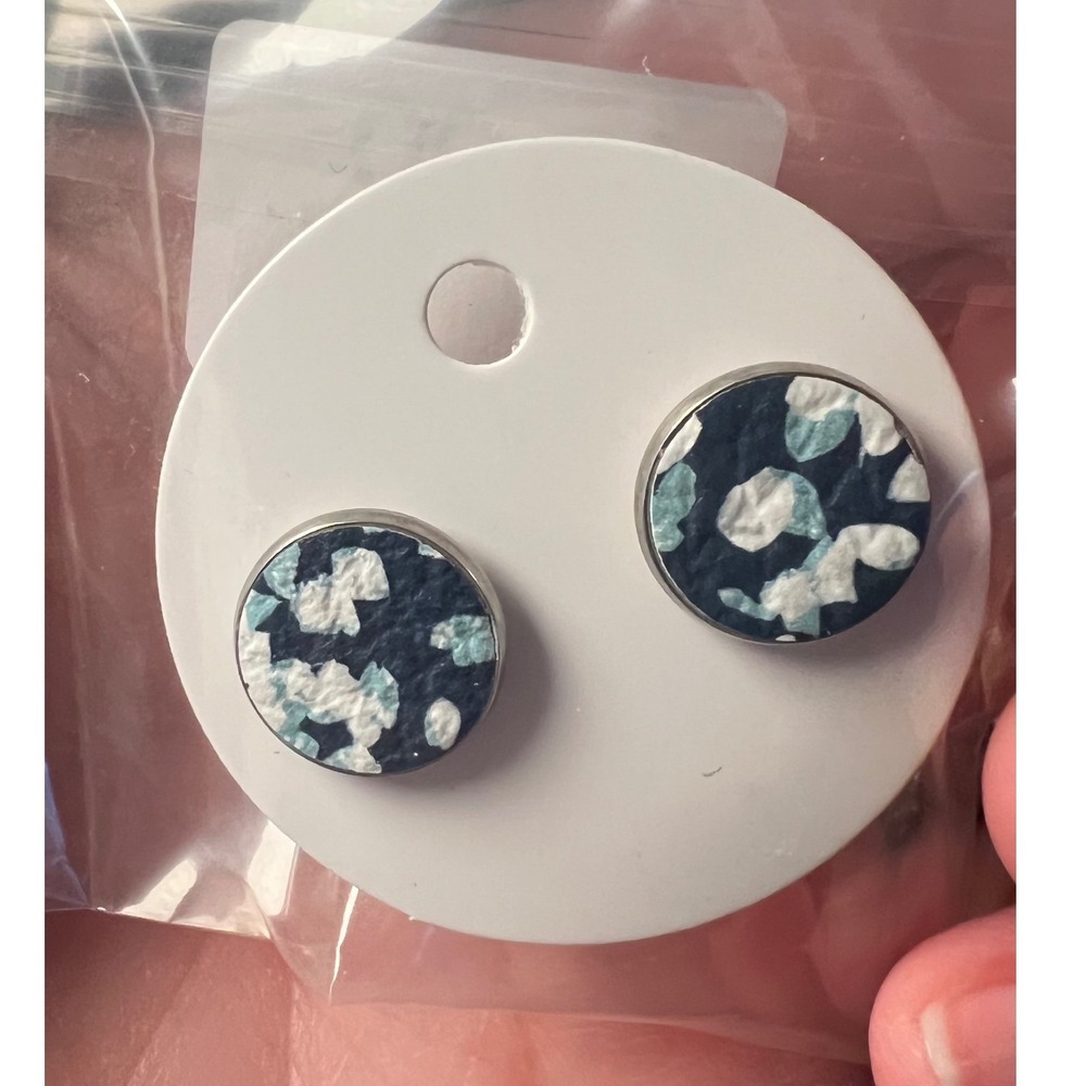 A Glamper's Creations LLC Stud Earrings Womens Blue Good‎ Floral Leather Steel